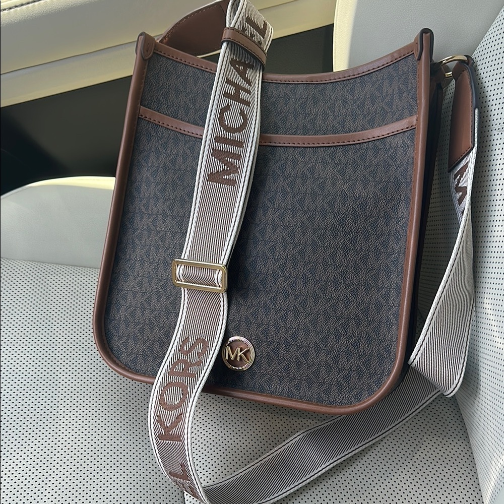 Michael Kors Luisa Large Signature Logo Messenger Bag New with tags